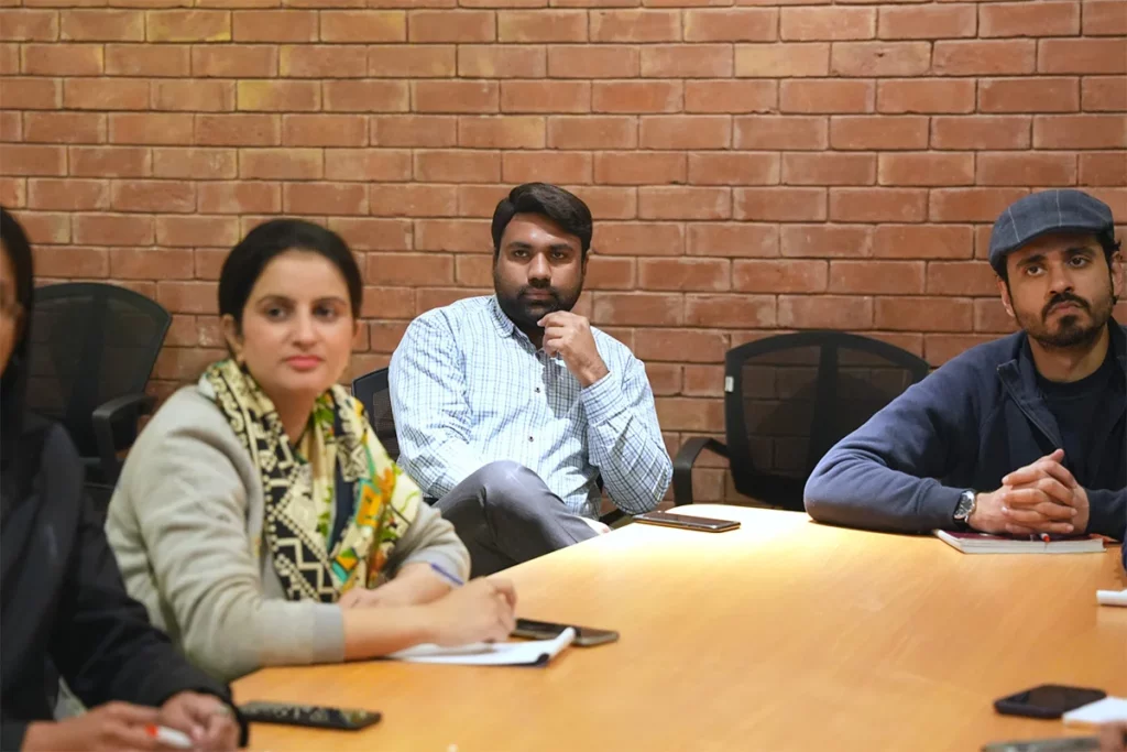 Handling Customers for Service Excellence (6)